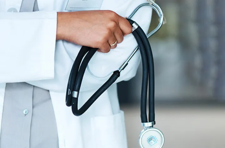 پزشکان بسیاری به علت فشارهای مضاعف در حال ترک استان‌اند